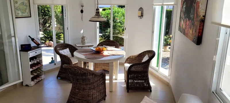 Essbereich im runden Erker mit Gartenblick durch bodentiefe Fenster